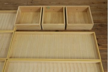 重ね箪笥の上段を低めの箪笥にリメイク!下段の台輪を移設し、ワントーン落ち着いた色に着色仕上げ。