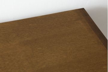 重ね箪笥の上段を低めの箪笥にリメイク!下段の台輪を移設し、ワントーン落ち着いた色に着色仕上げ。