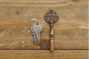 重ね箪笥の上段を低めの箪笥にリメイク!下段の台輪を移設し、ワントーン落ち着いた色に着色仕上げ。