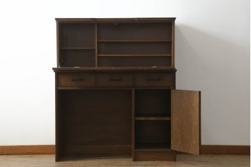 3段重ね収納棚をライティングビューローにリメイク!上段は取り払い、中段に上段扉のガラスをはめ込んだライティング天板扉を制作し取付け。下段の引き出し2個分の幅を椅子を入れるスペースに。開き扉の中には可動式の棚を新たに設置。