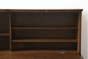 3段重ね収納棚をライティングビューローにリメイク!上段は取り払い、中段に上段扉のガラスをはめ込んだライティング天板扉を制作し取付け。下段の引き出し2個分の幅を椅子を入れるスペースに。開き扉の中には可動式の棚を新たに設置。