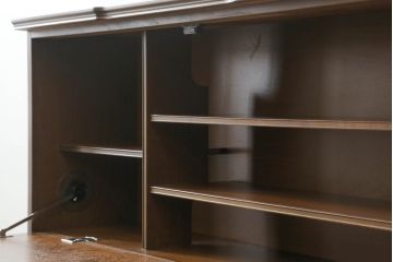 3段重ね収納棚をライティングビューローにリメイク!上段は取り払い、中段に上段扉のガラスをはめ込んだライティング天板扉を制作し取付け。下段の引き出し2個分の幅を椅子を入れるスペースに。開き扉の中には可動式の棚を新たに設置。