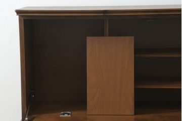 3段重ね収納棚をライティングビューローにリメイク!上段は取り払い、中段に上段扉のガラスをはめ込んだライティング天板扉を制作し取付け。下段の引き出し2個分の幅を椅子を入れるスペースに。開き扉の中には可動式の棚を新たに設置。