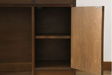 3段重ね収納棚をライティングビューローにリメイク!上段は取り払い、中段に上段扉のガラスをはめ込んだライティング天板扉を制作し取付け。下段の引き出し2個分の幅を椅子を入れるスペースに。開き扉の中には可動式の棚を新たに設置。
