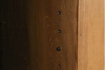 3段重ね収納棚をライティングビューローにリメイク!上段は取り払い、中段に上段扉のガラスをはめ込んだライティング天板扉を制作し取付け。下段の引き出し2個分の幅を椅子を入れるスペースに。開き扉の中には可動式の棚を新たに設置。