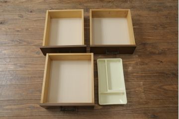 3段重ね収納棚をライティングビューローにリメイク!上段は取り払い、中段に上段扉のガラスをはめ込んだライティング天板扉を制作し取付け。下段の引き出し2個分の幅を椅子を入れるスペースに。開き扉の中には可動式の棚を新たに設置。