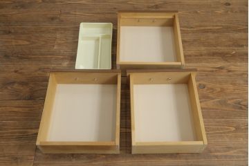 3段重ね収納棚をライティングビューローにリメイク!上段は取り払い、中段に上段扉のガラスをはめ込んだライティング天板扉を制作し取付け。下段の引き出し2個分の幅を椅子を入れるスペースに。開き扉の中には可動式の棚を新たに設置。