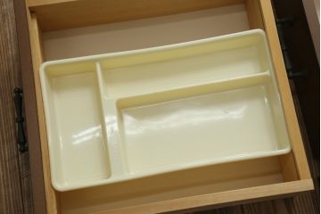 3段重ね収納棚をライティングビューローにリメイク!上段は取り払い、中段に上段扉のガラスをはめ込んだライティング天板扉を制作し取付け。下段の引き出し2個分の幅を椅子を入れるスペースに。開き扉の中には可動式の棚を新たに設置。