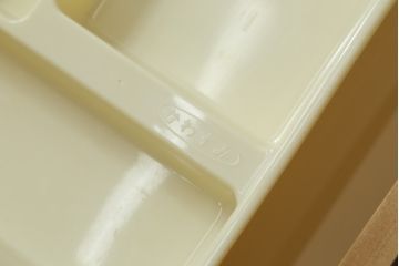 3段重ね収納棚をライティングビューローにリメイク!上段は取り払い、中段に上段扉のガラスをはめ込んだライティング天板扉を制作し取付け。下段の引き出し2個分の幅を椅子を入れるスペースに。開き扉の中には可動式の棚を新たに設置。
