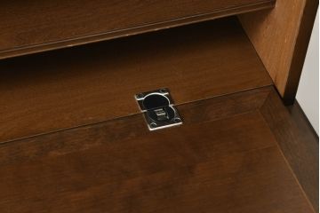 3段重ね収納棚をライティングビューローにリメイク!上段は取り払い、中段に上段扉のガラスをはめ込んだライティング天板扉を制作し取付け。下段の引き出し2個分の幅を椅子を入れるスペースに。開き扉の中には可動式の棚を新たに設置。