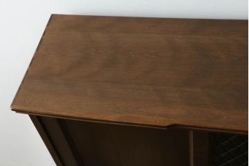 3段重ね収納棚をライティングビューローにリメイク!上段は取り払い、中段に上段扉のガラスをはめ込んだライティング天板扉を制作し取付け。下段の引き出し2個分の幅を椅子を入れるスペースに。開き扉の中には可動式の棚を新たに設置。