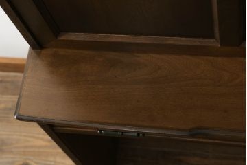 3段重ね収納棚をライティングビューローにリメイク!上段は取り払い、中段に上段扉のガラスをはめ込んだライティング天板扉を制作し取付け。下段の引き出し2個分の幅を椅子を入れるスペースに。開き扉の中には可動式の棚を新たに設置。