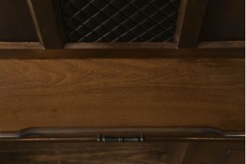3段重ね収納棚をライティングビューローにリメイク!上段は取り払い、中段に上段扉のガラスをはめ込んだライティング天板扉を制作し取付け。下段の引き出し2個分の幅を椅子を入れるスペースに。開き扉の中には可動式の棚を新たに設置。