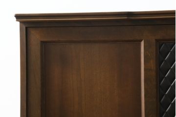 3段重ね収納棚をライティングビューローにリメイク!上段は取り払い、中段に上段扉のガラスをはめ込んだライティング天板扉を制作し取付け。下段の引き出し2個分の幅を椅子を入れるスペースに。開き扉の中には可動式の棚を新たに設置。