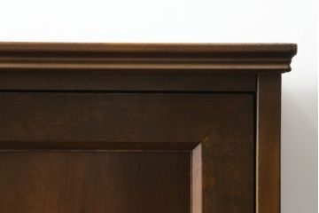 3段重ね収納棚をライティングビューローにリメイク!上段は取り払い、中段に上段扉のガラスをはめ込んだライティング天板扉を制作し取付け。下段の引き出し2個分の幅を椅子を入れるスペースに。開き扉の中には可動式の棚を新たに設置。