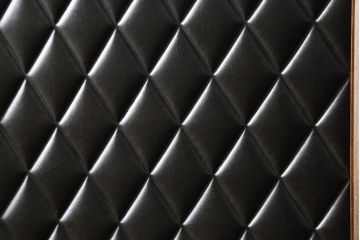 3段重ね収納棚をライティングビューローにリメイク!上段は取り払い、中段に上段扉のガラスをはめ込んだライティング天板扉を制作し取付け。下段の引き出し2個分の幅を椅子を入れるスペースに。開き扉の中には可動式の棚を新たに設置。