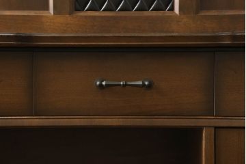 3段重ね収納棚をライティングビューローにリメイク!上段は取り払い、中段に上段扉のガラスをはめ込んだライティング天板扉を制作し取付け。下段の引き出し2個分の幅を椅子を入れるスペースに。開き扉の中には可動式の棚を新たに設置。