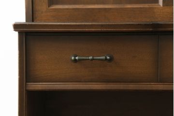 3段重ね収納棚をライティングビューローにリメイク!上段は取り払い、中段に上段扉のガラスをはめ込んだライティング天板扉を制作し取付け。下段の引き出し2個分の幅を椅子を入れるスペースに。開き扉の中には可動式の棚を新たに設置。