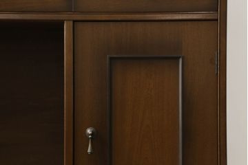 3段重ね収納棚をライティングビューローにリメイク!上段は取り払い、中段に上段扉のガラスをはめ込んだライティング天板扉を制作し取付け。下段の引き出し2個分の幅を椅子を入れるスペースに。開き扉の中には可動式の棚を新たに設置。