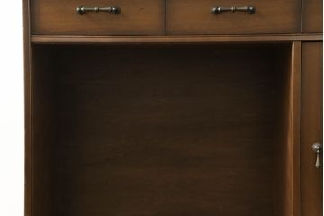 3段重ね収納棚をライティングビューローにリメイク!上段は取り払い、中段に上段扉のガラスをはめ込んだライティング天板扉を制作し取付け。下段の引き出し2個分の幅を椅子を入れるスペースに。開き扉の中には可動式の棚を新たに設置。