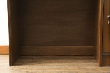 3段重ね収納棚をライティングビューローにリメイク!上段は取り払い、中段に上段扉のガラスをはめ込んだライティング天板扉を制作し取付け。下段の引き出し2個分の幅を椅子を入れるスペースに。開き扉の中には可動式の棚を新たに設置。