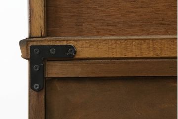 3段重ね収納棚をライティングビューローにリメイク!上段は取り払い、中段に上段扉のガラスをはめ込んだライティング天板扉を制作し取付け。下段の引き出し2個分の幅を椅子を入れるスペースに。開き扉の中には可動式の棚を新たに設置。