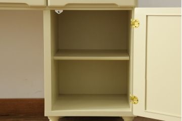食器棚をデスク兼カウンターにリメイク!上段左右の棚は机上のオープンラックに。上下段とも中央を抜いて台輪を外し、脚を取り付け。モカベージュでペイント仕上げ。