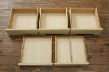 食器棚をデスク兼カウンターにリメイク!上段左右の棚は机上のオープンラックに。上下段とも中央を抜いて台輪を外し、脚を取り付け。モカベージュでペイント仕上げ。