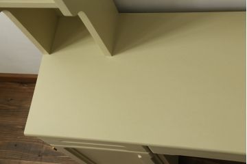 食器棚をデスク兼カウンターにリメイク!上段左右の棚は机上のオープンラックに。上下段とも中央を抜いて台輪を外し、脚を取り付け。モカベージュでペイント仕上げ。