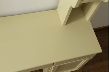 食器棚をデスク兼カウンターにリメイク!上段左右の棚は机上のオープンラックに。上下段とも中央を抜いて台輪を外し、脚を取り付け。モカベージュでペイント仕上げ。
