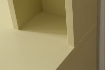 食器棚をデスク兼カウンターにリメイク!上段左右の棚は机上のオープンラックに。上下段とも中央を抜いて台輪を外し、脚を取り付け。モカベージュでペイント仕上げ。