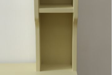 食器棚をデスク兼カウンターにリメイク!上段左右の棚は机上のオープンラックに。上下段とも中央を抜いて台輪を外し、脚を取り付け。モカベージュでペイント仕上げ。