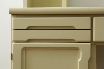 食器棚をデスク兼カウンターにリメイク!上段左右の棚は机上のオープンラックに。上下段とも中央を抜いて台輪を外し、脚を取り付け。モカベージュでペイント仕上げ。