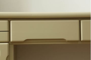 食器棚をデスク兼カウンターにリメイク!上段左右の棚は机上のオープンラックに。上下段とも中央を抜いて台輪を外し、脚を取り付け。モカベージュでペイント仕上げ。