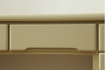 食器棚をデスク兼カウンターにリメイク!上段左右の棚は机上のオープンラックに。上下段とも中央を抜いて台輪を外し、脚を取り付け。モカベージュでペイント仕上げ。