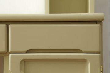食器棚をデスク兼カウンターにリメイク!上段左右の棚は机上のオープンラックに。上下段とも中央を抜いて台輪を外し、脚を取り付け。モカベージュでペイント仕上げ。