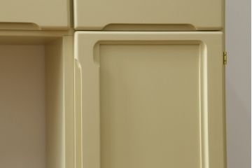 食器棚をデスク兼カウンターにリメイク!上段左右の棚は机上のオープンラックに。上下段とも中央を抜いて台輪を外し、脚を取り付け。モカベージュでペイント仕上げ。