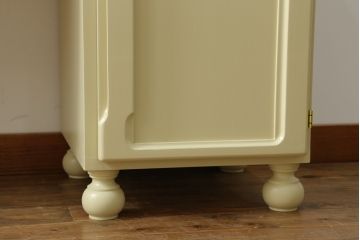 食器棚をデスク兼カウンターにリメイク!上段左右の棚は机上のオープンラックに。上下段とも中央を抜いて台輪を外し、脚を取り付け。モカベージュでペイント仕上げ。