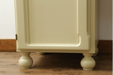 食器棚をデスク兼カウンターにリメイク!上段左右の棚は机上のオープンラックに。上下段とも中央を抜いて台輪を外し、脚を取り付け。モカベージュでペイント仕上げ。