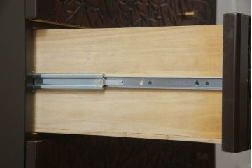 箪笥を綺麗に再生!高品質リペアを施し、取っ手を修理。引き出しはスライドレール加工をし、より使いやすい箪笥に。