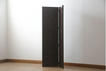 洋服箪笥を屏風にリメイク!扉2枚を使用し、取っ手、ネクタイ掛けを取り外して二つ折り仕様の屏風に。塗装の剥げている部分や加工部分を着色して仕上げ。