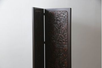 洋服箪笥を屏風にリメイク!扉2枚を使用し、取っ手、ネクタイ掛けを取り外して二つ折り仕様の屏風に。塗装の剥げている部分や加工部分を着色して仕上げ。
