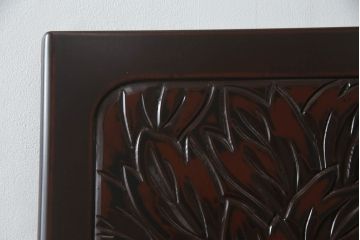 洋服箪笥を屏風にリメイク!扉2枚を使用し、取っ手、ネクタイ掛けを取り外して二つ折り仕様の屏風に。塗装の剥げている部分や加工部分を着色して仕上げ。