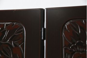 洋服箪笥を屏風にリメイク!扉2枚を使用し、取っ手、ネクタイ掛けを取り外して二つ折り仕様の屏風に。塗装の剥げている部分や加工部分を着色して仕上げ。