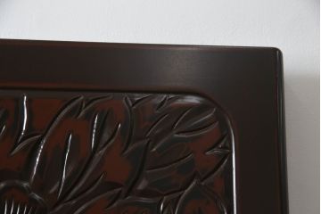 洋服箪笥を屏風にリメイク!扉2枚を使用し、取っ手、ネクタイ掛けを取り外して二つ折り仕様の屏風に。塗装の剥げている部分や加工部分を着色して仕上げ。