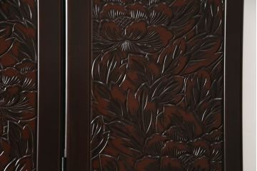 洋服箪笥を屏風にリメイク!扉2枚を使用し、取っ手、ネクタイ掛けを取り外して二つ折り仕様の屏風に。塗装の剥げている部分や加工部分を着色して仕上げ。