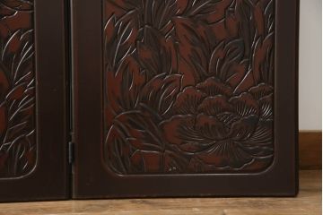 洋服箪笥を屏風にリメイク!扉2枚を使用し、取っ手、ネクタイ掛けを取り外して二つ折り仕様の屏風に。塗装の剥げている部分や加工部分を着色して仕上げ。