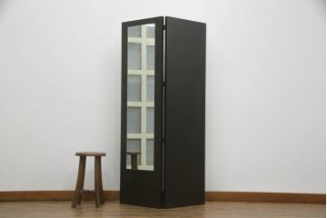 洋服箪笥を屏風にリメイク!扉2枚を使用し、取っ手、ネクタイ掛けを取り外して二つ折り仕様の屏風に。塗装の剥げている部分や加工部分を着色して仕上げ。