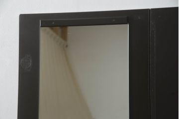 洋服箪笥を屏風にリメイク!扉2枚を使用し、取っ手、ネクタイ掛けを取り外して二つ折り仕様の屏風に。塗装の剥げている部分や加工部分を着色して仕上げ。