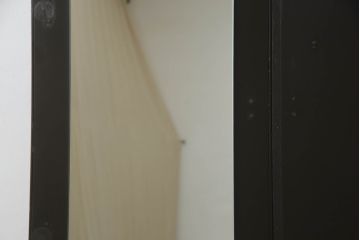 洋服箪笥を屏風にリメイク!扉2枚を使用し、取っ手、ネクタイ掛けを取り外して二つ折り仕様の屏風に。塗装の剥げている部分や加工部分を着色して仕上げ。